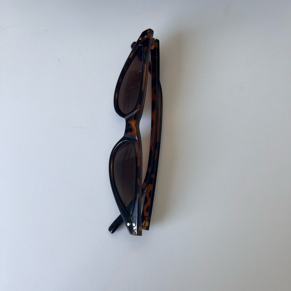 Tortoiseshell small cat-eyed sunglasses - Picture 2 of 4